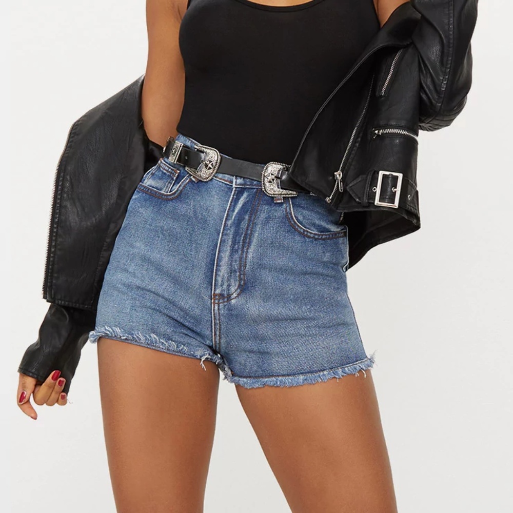 PrettyLittleThing Shelby High Waisted Shorts